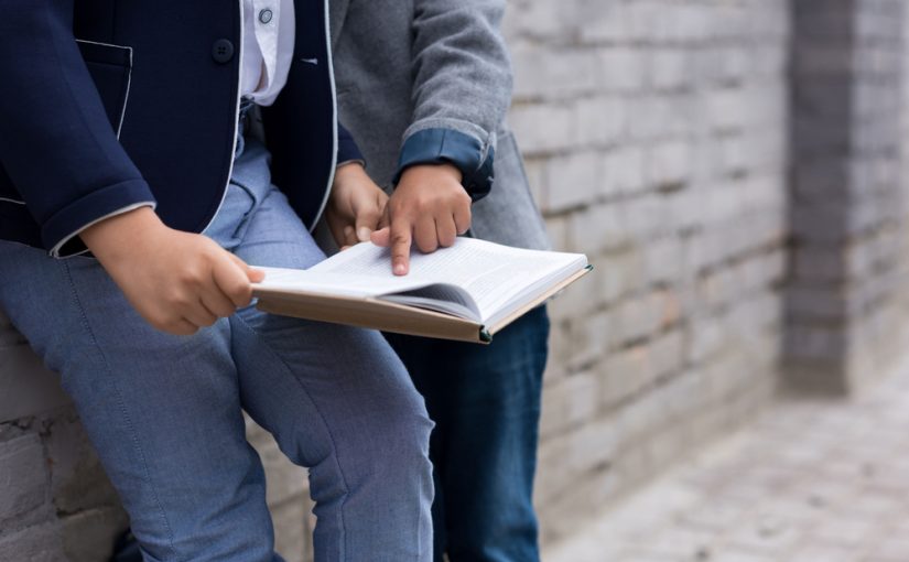 Problemy połączone z zgodną wokalizacją dotykają raz po raz większą części dzieci .